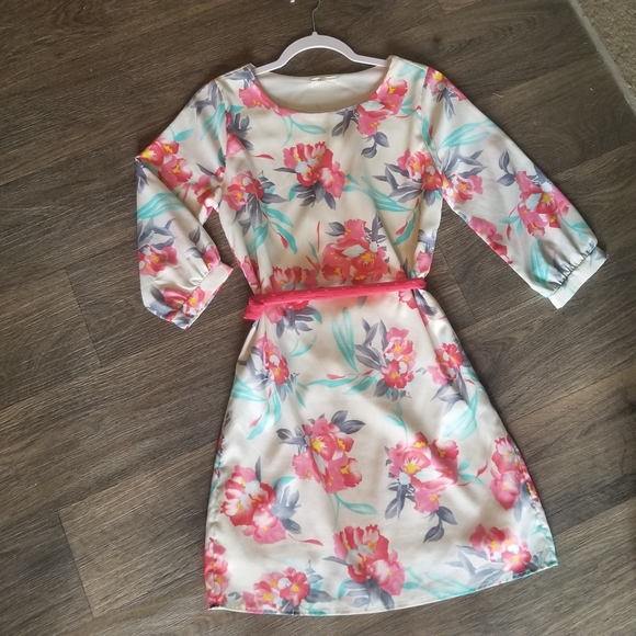 EVERLY | Floral Shift Dress - Picture 2 of 4